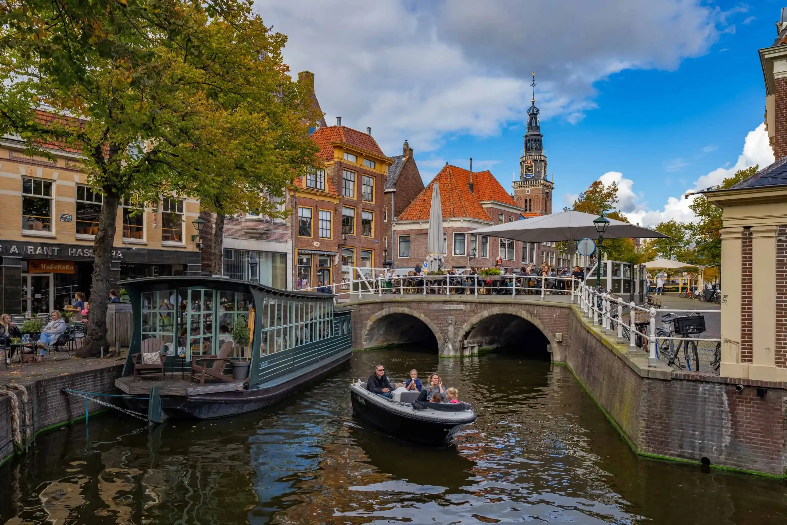 bootje op het water bij de gewelfde stenenbrug in Alkmaar